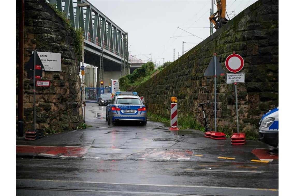 Entwarnung nach Fund in Bahn - Nagelpaket ungefährlich Ein Polizeiauto fährt auf das Gelände des DB Betriebsbahnhofs Deutzer Feld. Foto: Henning Kaiser/dpa