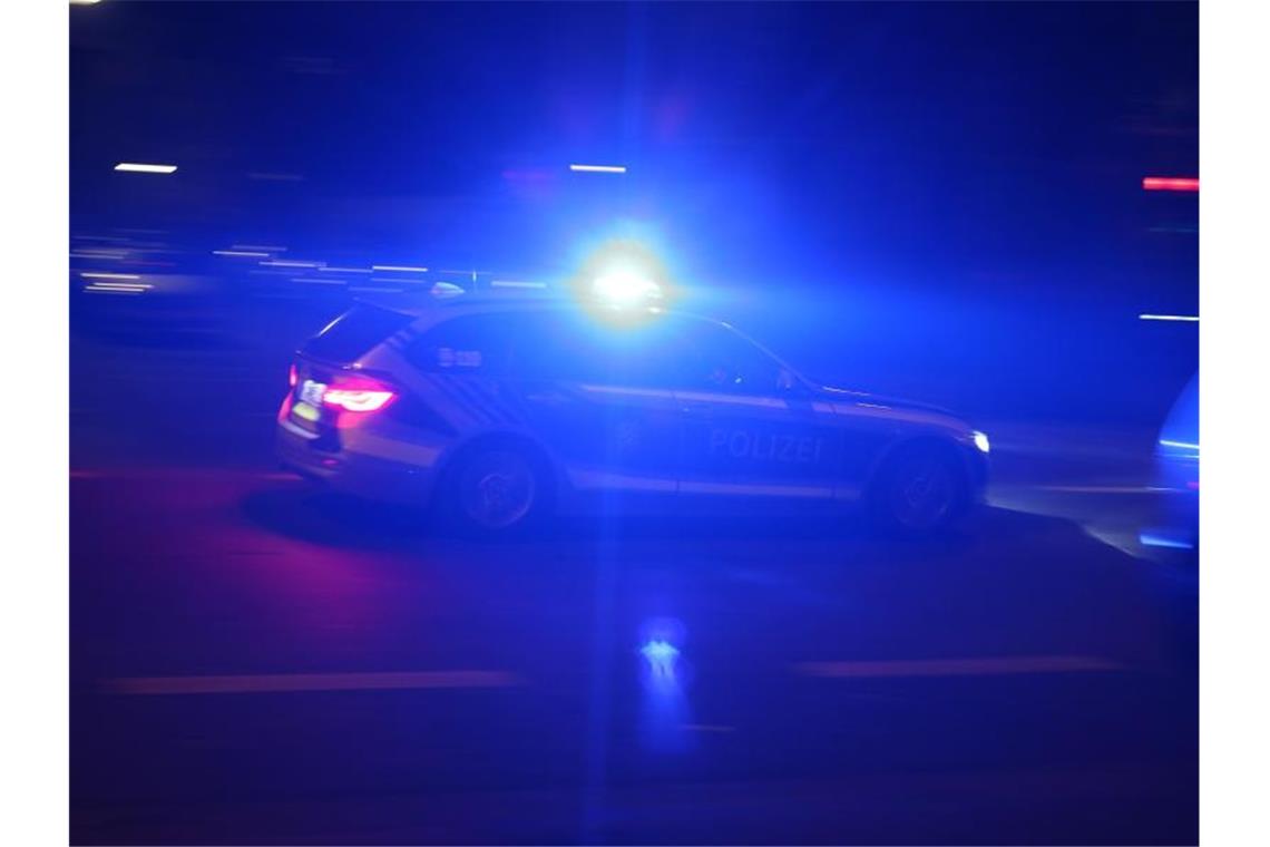 Ein Polizeiauto fährt mit eingeschaltetem Blaulicht zu einem Einsatz. Foto: Karl-Josef Hildenbrand/dpa