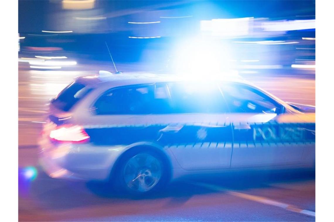 Ermittler finden acht Kilogramm Kokain bei Drogenkurier Ein Polizeiauto fährt unter Einsatz von Blaulicht und Sirene eine Straße entlang. Foto: Lino Mirgeler/dpa/Archiv