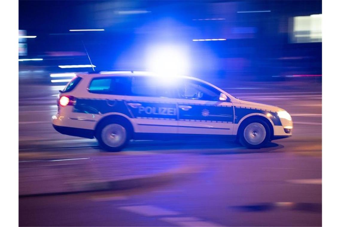 Polizeibeamte bei Königshöfer Messe verletzt Ein Polizeiauto fährt unter Einsatz von Blaulicht und Sirene eine Straße entlang. Foto: Lino Mirgeler/Archivbild