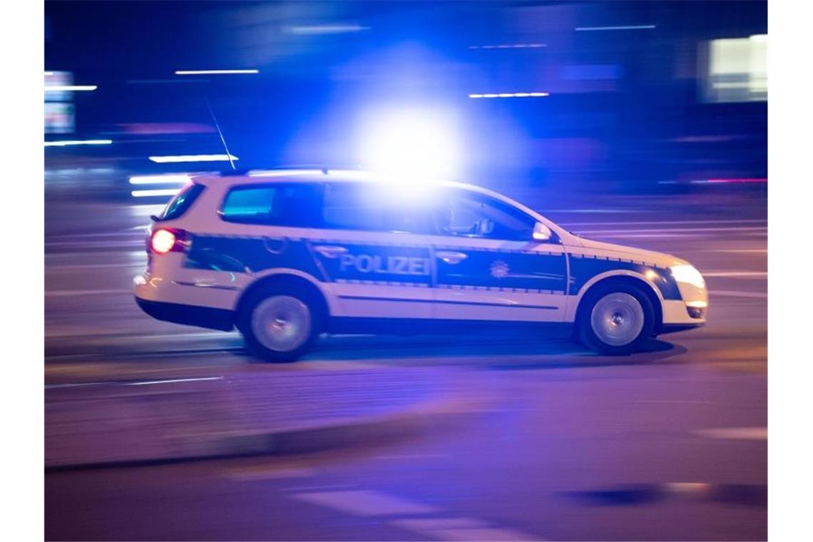 Räuber bedroht Tankstellen-Angestellte mit Messer Ein Polizeiauto fährt unter Einsatz von Blaulicht und Sirene eine Straße entlang. Foto: Lino Mirgeler/dpa/Archivbild