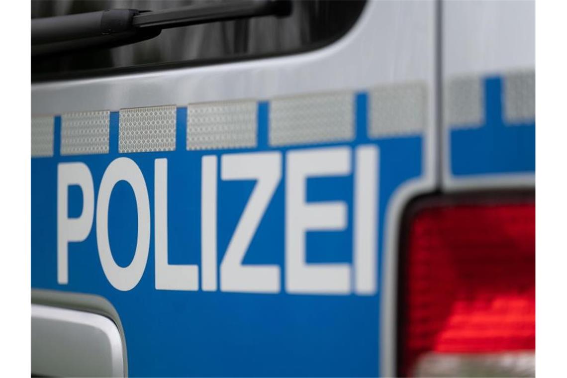 Ein Polizeiauto. Foto: Marijan Murat/dpa/Symbolbild