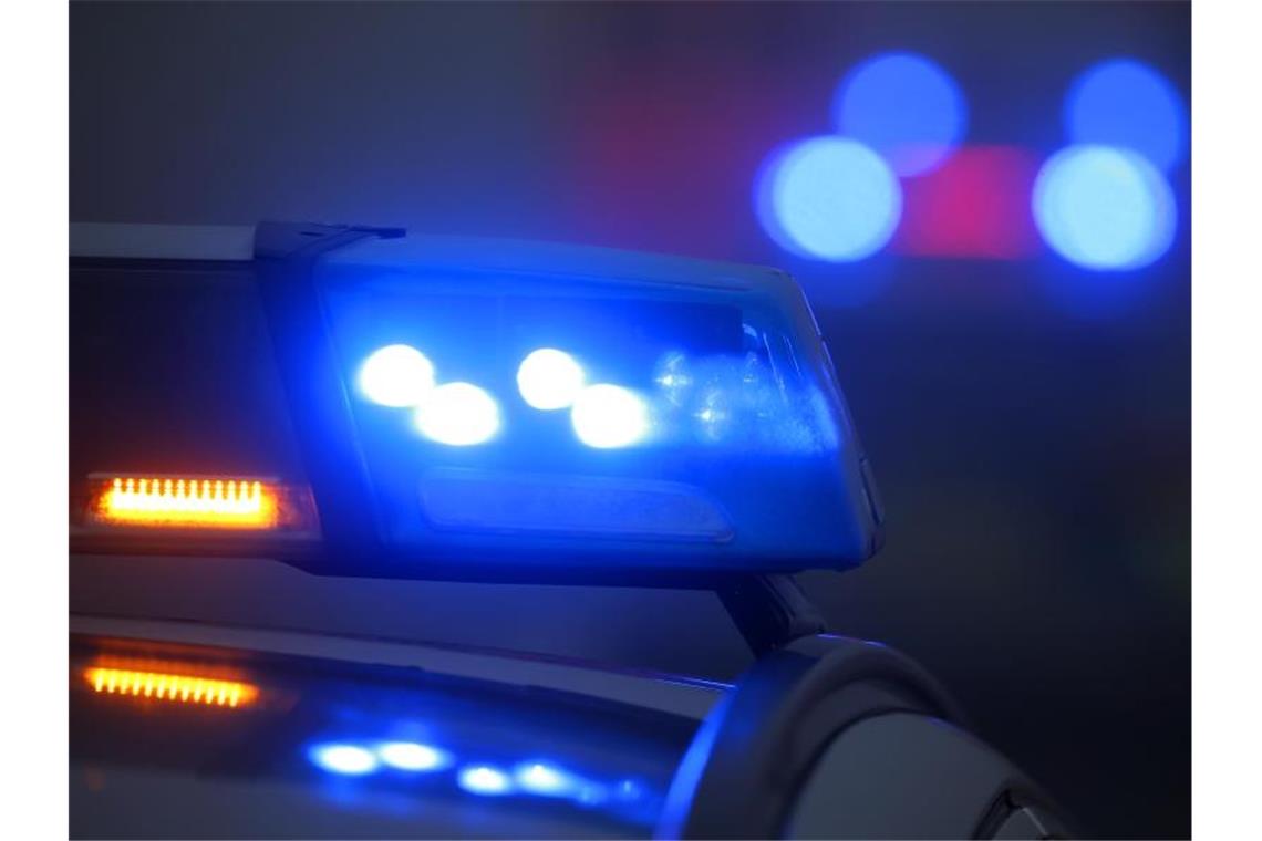 Polizei zieht verkehrsuntüchtigen Sattelzug aus dem Verkehr Ein Polizeiauto mit eingeschaltetem Blaulicht steht an einer Unfallstelle. Foto: Karl-Josef Hildenbrand/dpa/Archivbild