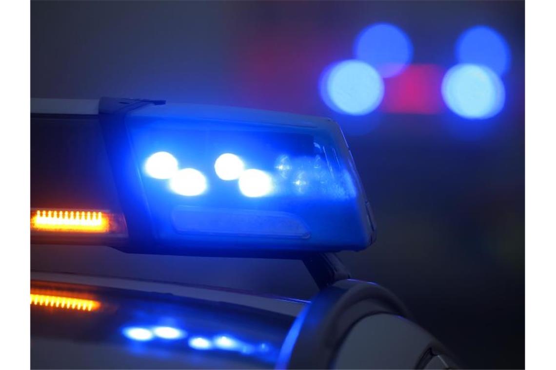 Betrunkener an Bahnübergang beinahe von Zug erfasst Ein Polizeiauto mit eingeschaltetem Blaulicht steht an einer Unfallstelle. Foto: Karl-Josef Hildenbrand/dpa/Archivbild