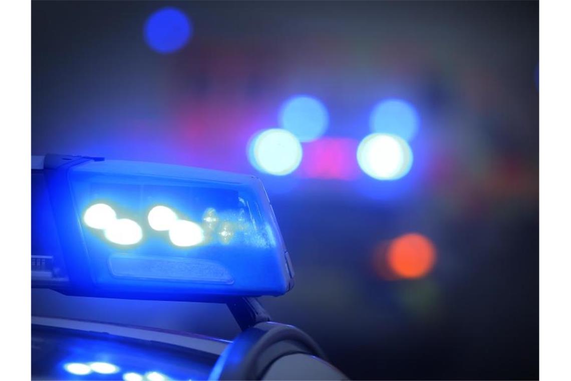 Motorradfahrer von abbiegendem Auto erfasst: Tot Ein Polizeiauto mit eingeschaltetem Blaulicht steht an einer Unfallstelle. Foto: Karl-Josef Hildenbrand/dpa/Symbolbild