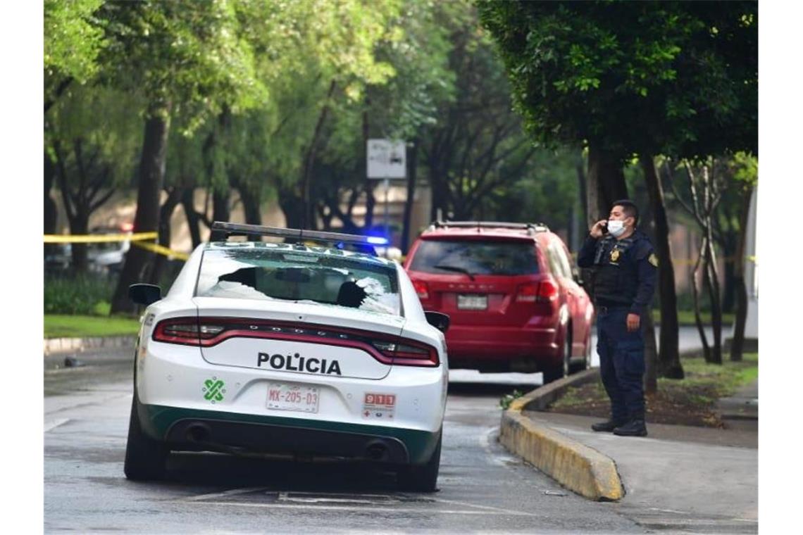 Ein Polizeiauto mit zerbrochenem Glas am Tatort in Mexiko-Stadt. Foto: El Universal/El Universal via ZUMA Wire/dpa