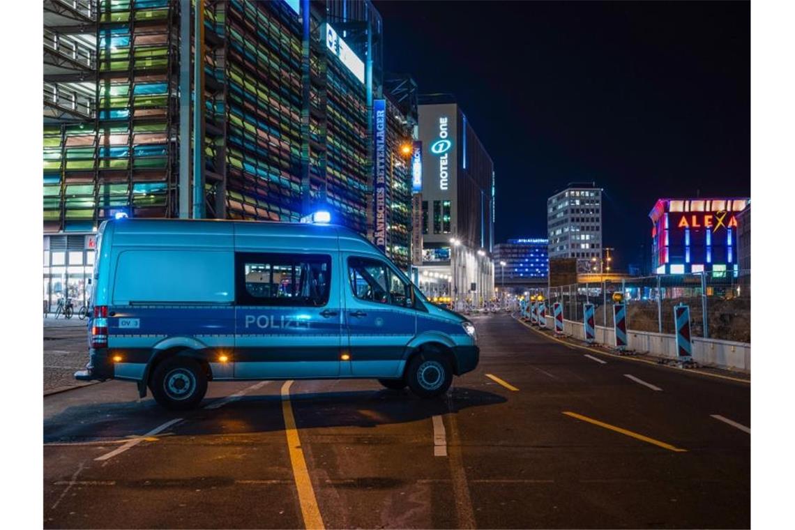 Ein Polizeiauto sperrt die Grunerstraße in Berlin ab. Foto: Christophe Gateau/dpa