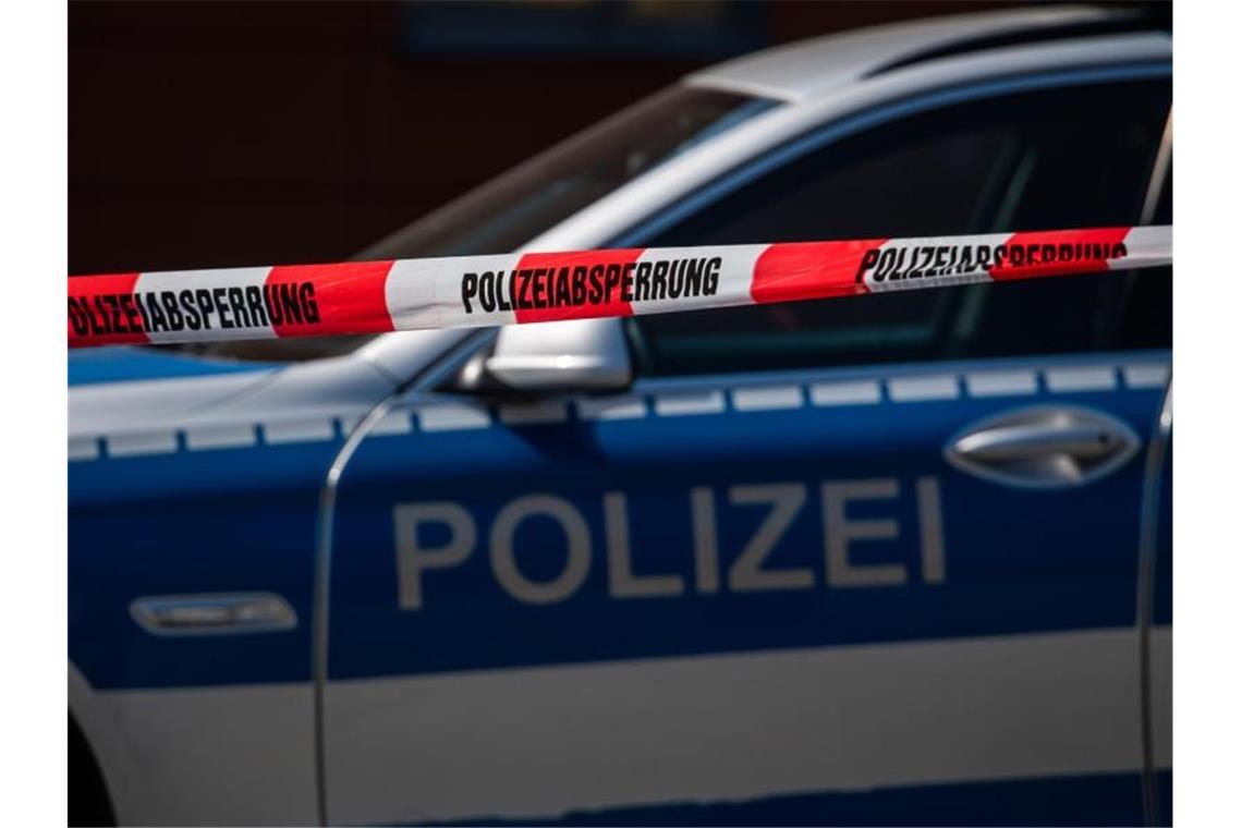Möglicherweise Sprengstoff an Schweizer Grenze entdeckt Ein Polizeiauto steht hinter einem Absperrband der Polizei. Foto: Robert Michael/dpa-Zentralbild/dpa/Symbolbild