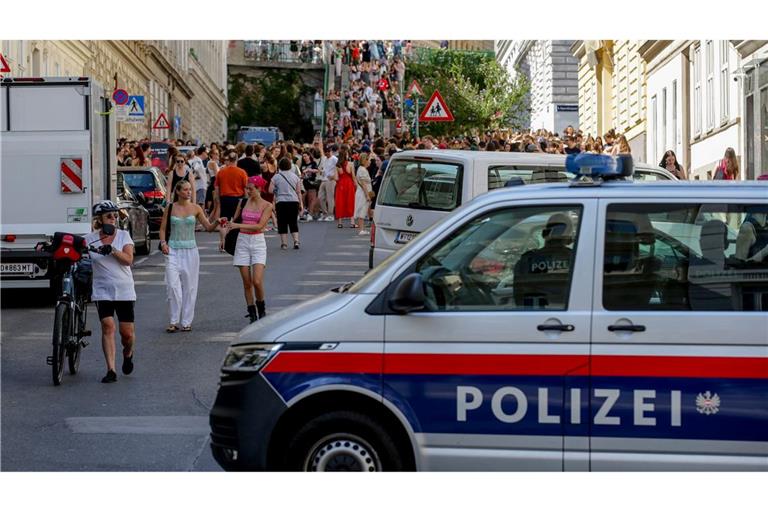 Ein Polizeiauto steht in der Nähe von versammelten "Swifties", nachdem im Sommer 2024 Konzerte abgesagt wurden aus Angst vor einem Terroranschlag. (Archivbild)