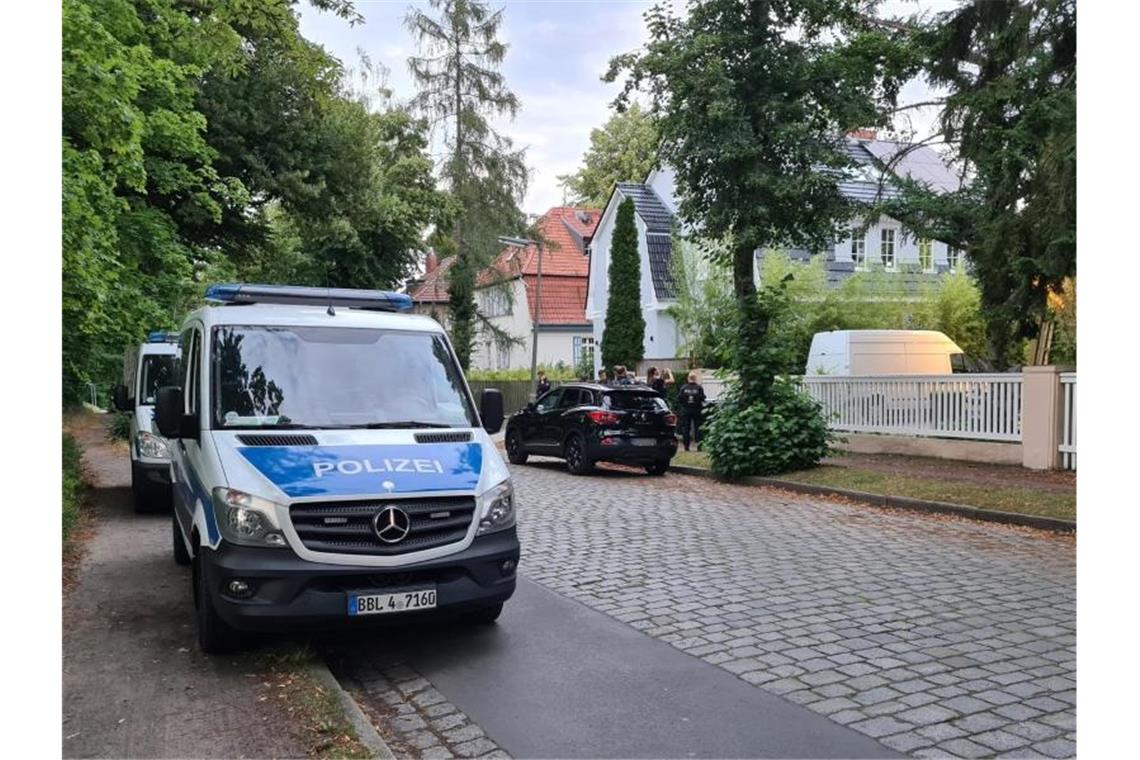 Ein Polizeiauto steht in Wannsee in der Nähe zur Stadtgrenze zu Potsdam. In diesem Bereich hatte am Abend eine Festnahme stattgefunden. Foto: Julian Stähle/dpa-Zentralbild/dpa