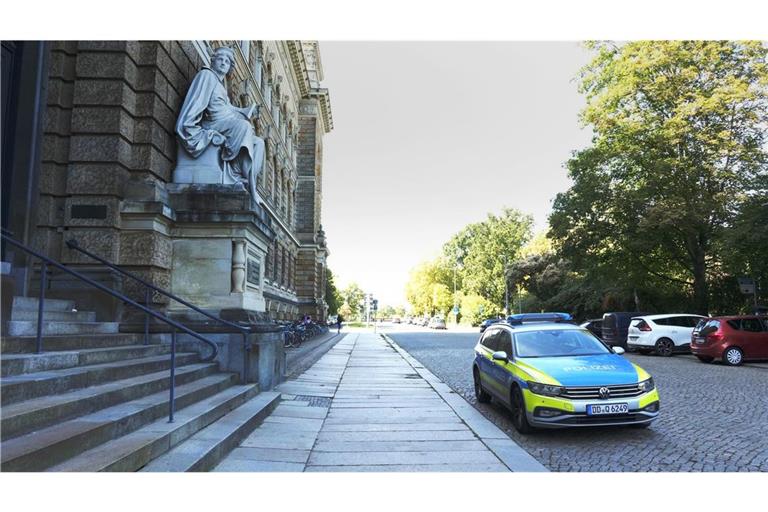 Ein Polizeiauto steht vor dem Gebäude der Saatstanwaltschaft. (Archvibild)