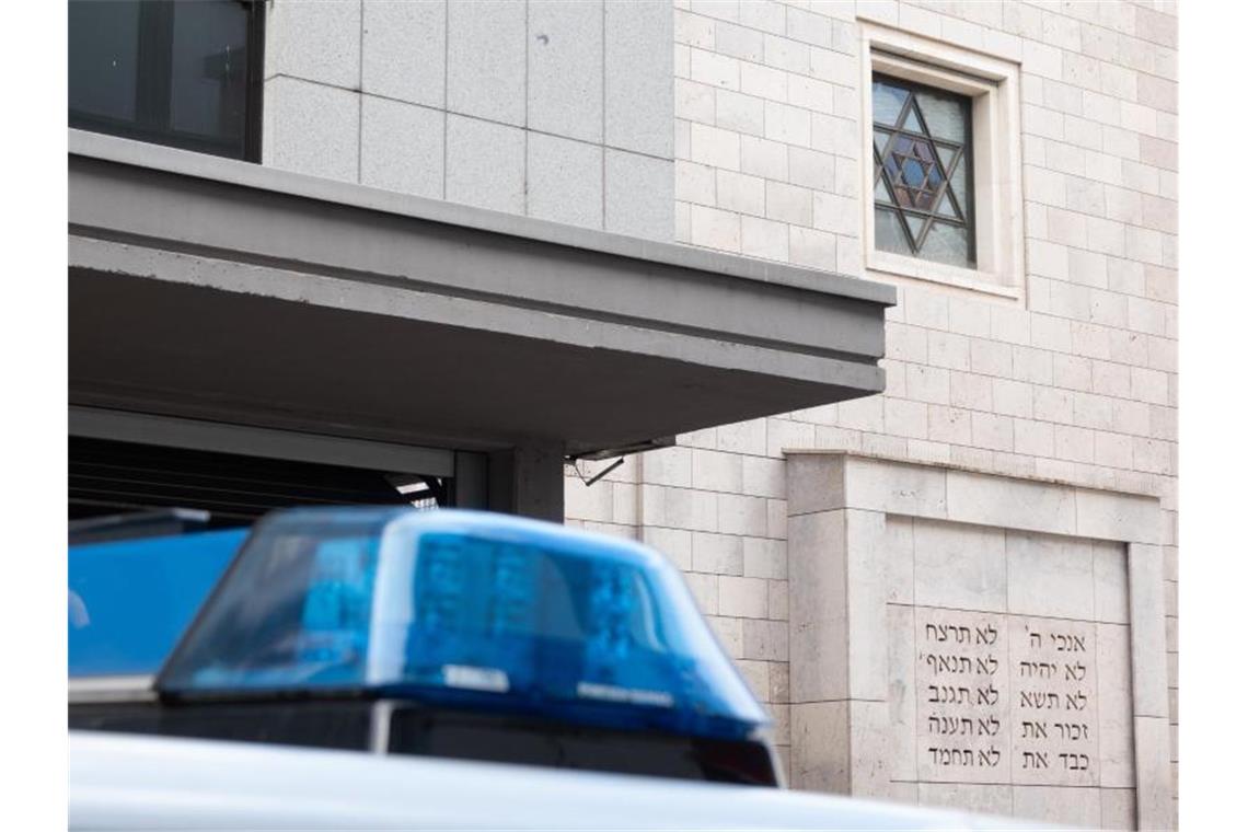 Judenfeindlichkeit und Hasskriminalität auf dem Vormarsch Ein Polizeiauto steht vor einer Synagoge. Foto: Gregor Bauernfeind/dpa/Archivbild