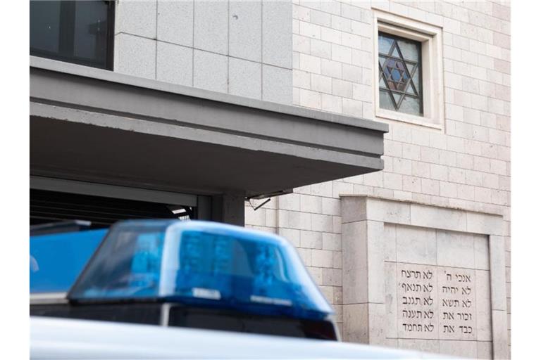 Ein Polizeiauto steht vor einer Synagoge. Foto: Gregor Bauernfeind/dpa/Archivbild