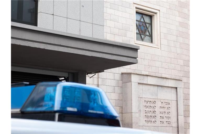 Ein Polizeiauto steht vor einer Synagoge in Stuttgart. Foto: Gregor Bauernfeind/dpa/Archivbild