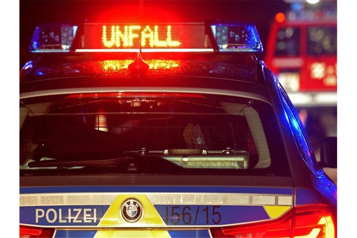 Ein Polizeiauto warnt vor Unfall. Foto: Stefan Puchner/dpa/Symbolbild