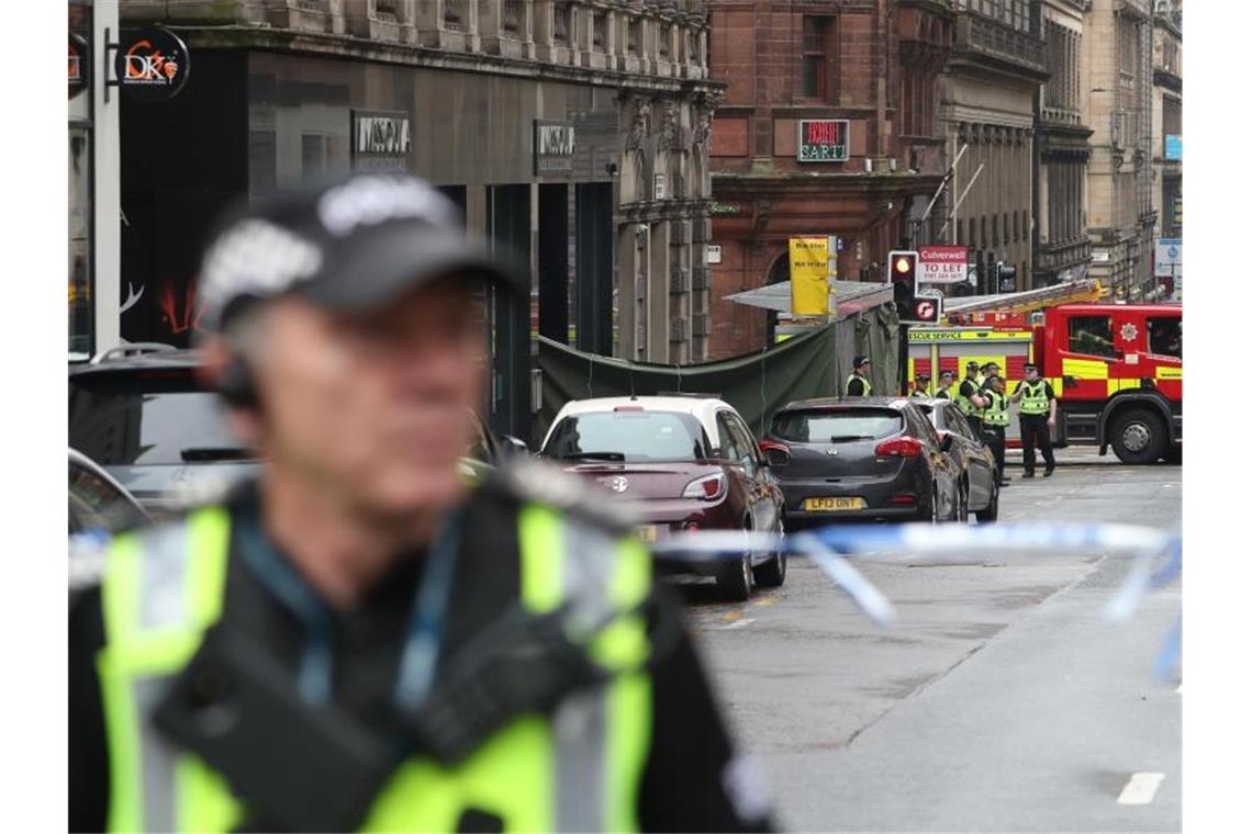 Ein Polizeibeamter an dem abgesperrten Tatort in Glasgow. Foto: Andrew Milligan/PA Wire/dpa