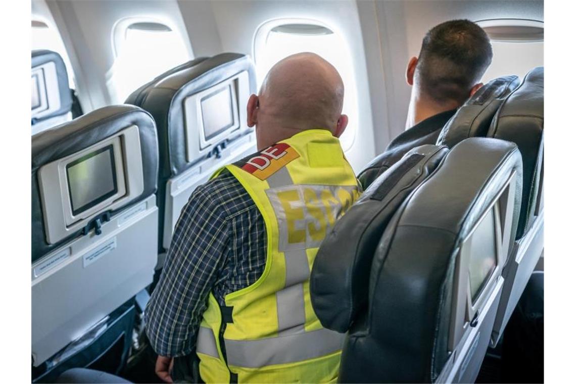 Sammelabschiebung nach Afghanistan: 27 Straftäter an Bord Ein Polizeibeamter begleitet einen Afghanen als „Escort“ auf dem Flug nach Kabul (Archiv). Foto: Michael Kappeler/dpa/Archiv