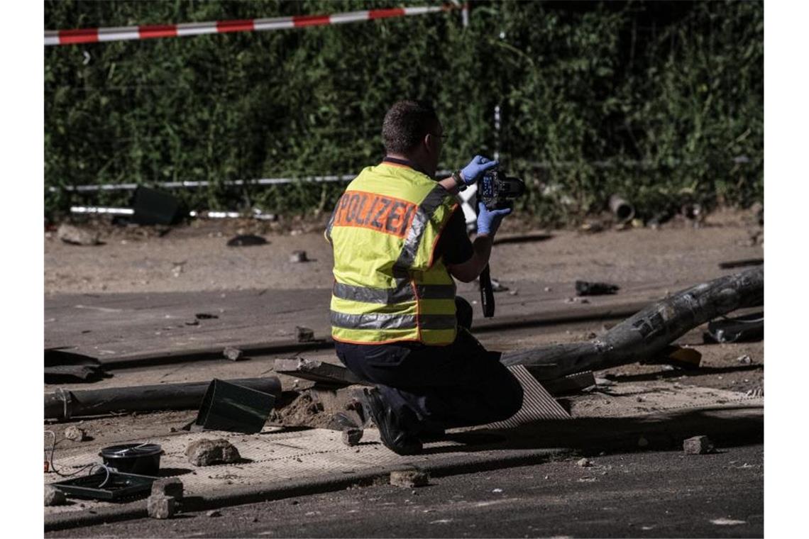 Trauer nach Unfall mit vier Toten in Berlin - Kritik an SUV Ein Polizeibeamter fotografiert nach dem schweren Verkehrsunfall in Berlin-Mitte Spuren. Foto: Paul Zinken