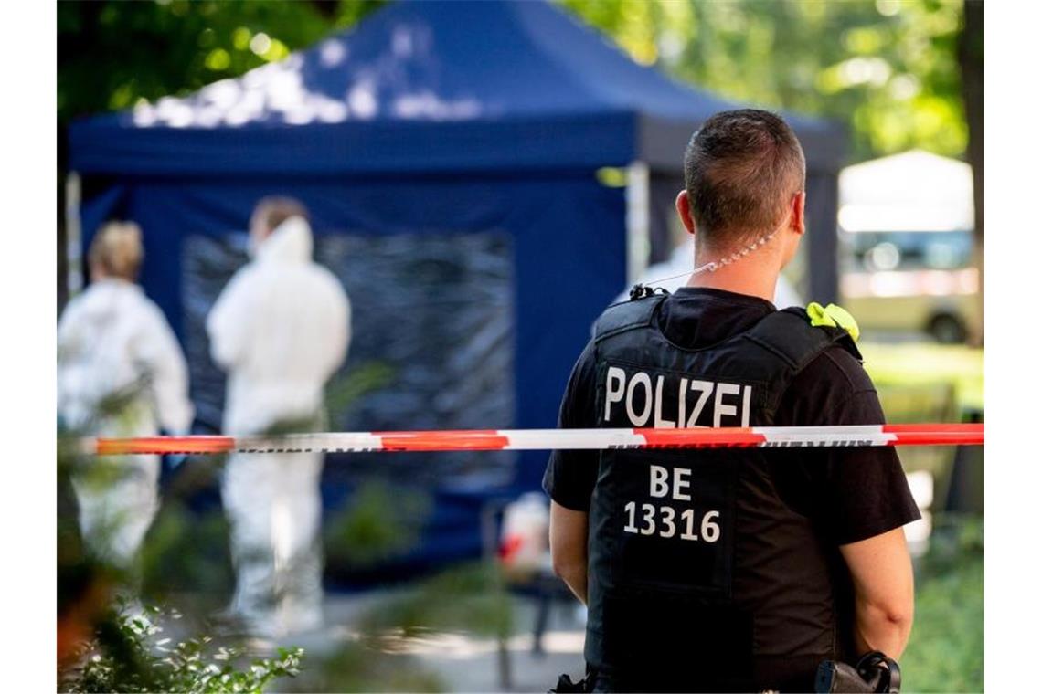 Bundesanwaltschaft fordert lebenslang für Mord an Georgier Ein Polizeibeamter in Berlin sichert nach der Erschießung eines Georgiers tschetschenischer Abstammung 2019 den Tatort. Foto: Christoph Soeder/dpa