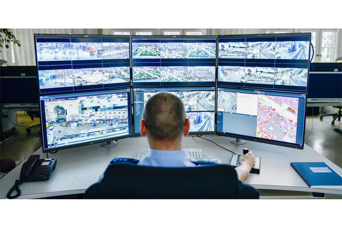 Ein Polizeibeamter in Mannheim hat Videobilder aus der Stadt im Blick. In Stuttgart soll es nicht nur stationäre Videoaugen auf dem Schlossplatz geben, sondern künftig auch eine mobile Überwachungsanlage an wechselnden Brennpunkten.