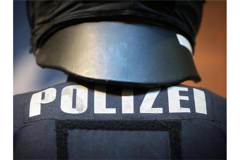 Ein Polizeibeamter in Schutzkleidung. Foto: Fredrik von Erichsen/dpa/Archivbild