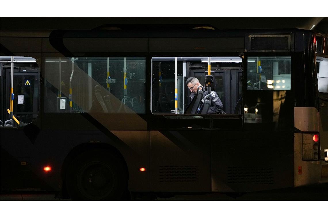 Bomben in Bussen in Israel explodiert - keine Verletzten Ein Polizeibeamter inspiziert einen Bus.