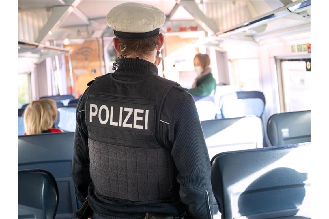 Ein Polizeibeamter kontrolliert am Stuttgarter Hauptbahnhof die Maskenpflicht. Foto: Sebastian Gollnow/dpa/Archivbild