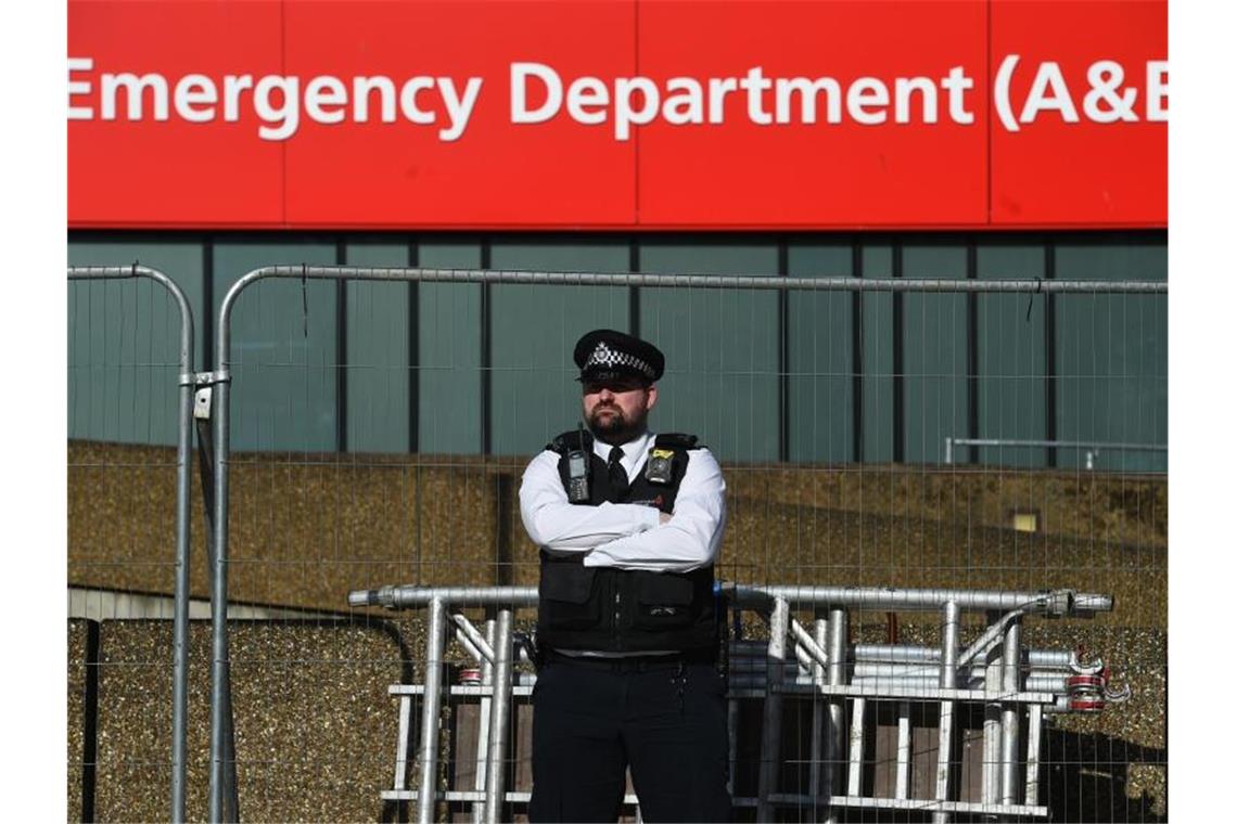 Ein Polizeibeamter steht vor dem St. Thomas-Krankenhaus im Zentrum von London, wo Premierminister Johnson auf der Intensivstation liegt. Foto: Kirsty O'connor/PA Wire/dpa