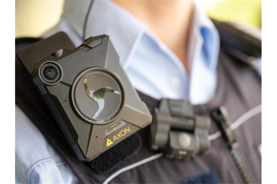 Ein Polizeibeamter trägt eine Bodycam. Foto: Sebastian Gollnow/dpa/Symbolbild