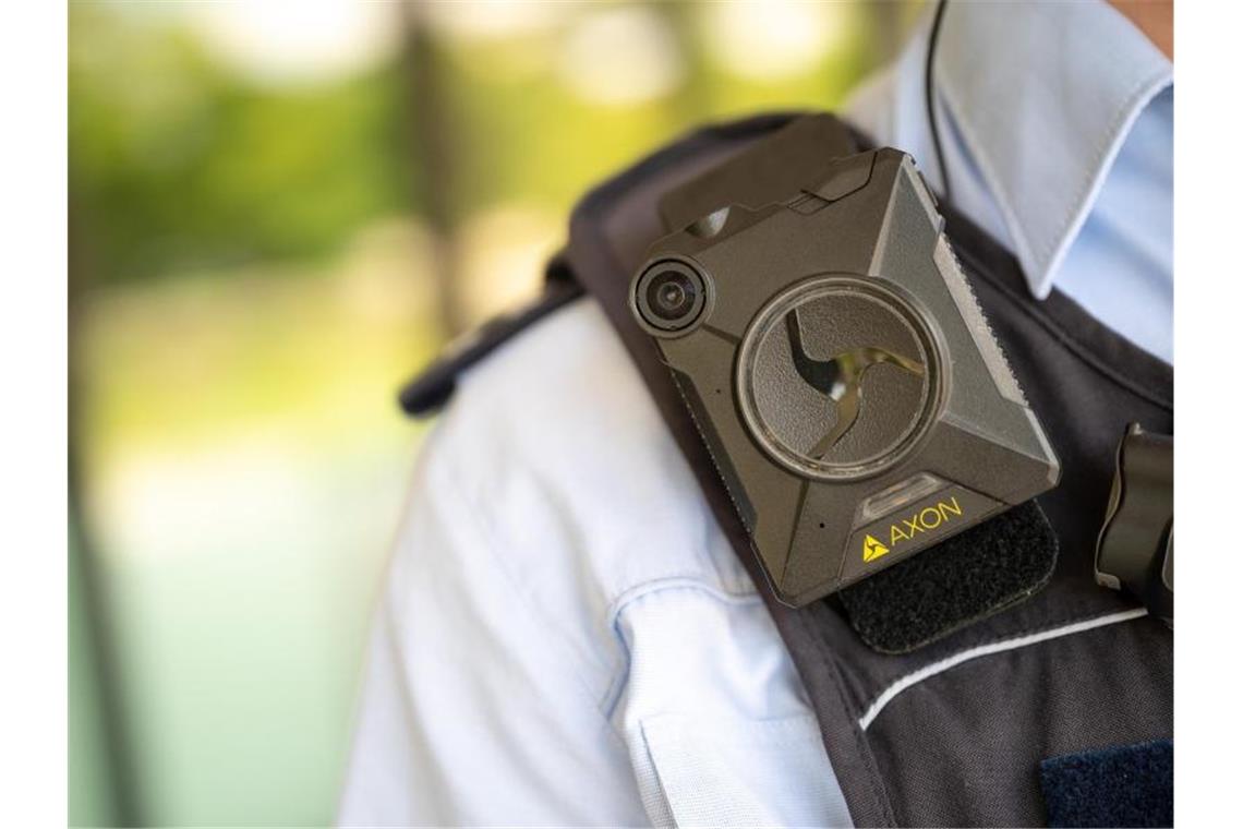 Weiter Kritik am Einsatz von „Bodycams“ Ein Polizeibeamter trägt eine Bodycam. Foto: Sebastian Gollnow/dpa/Symbolbild