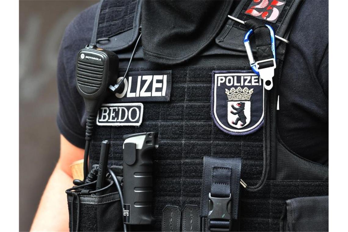 Ein Polizeibeamter während einer Razzia in Berlin. Foto: Paul Zinken/Archiv/dpa
