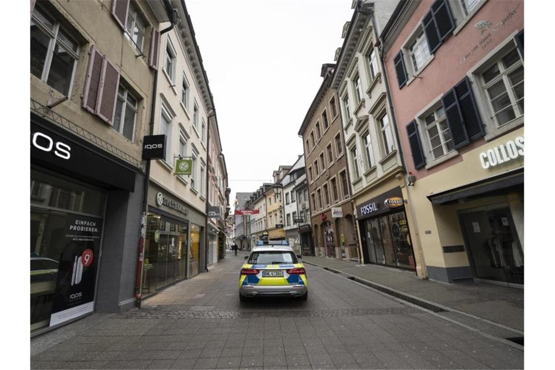 Ein Polizeifahrzeug fährt durch eine Gasse in der Freiburger Innenstadt. Foto: Patrick Seeger/dpa
