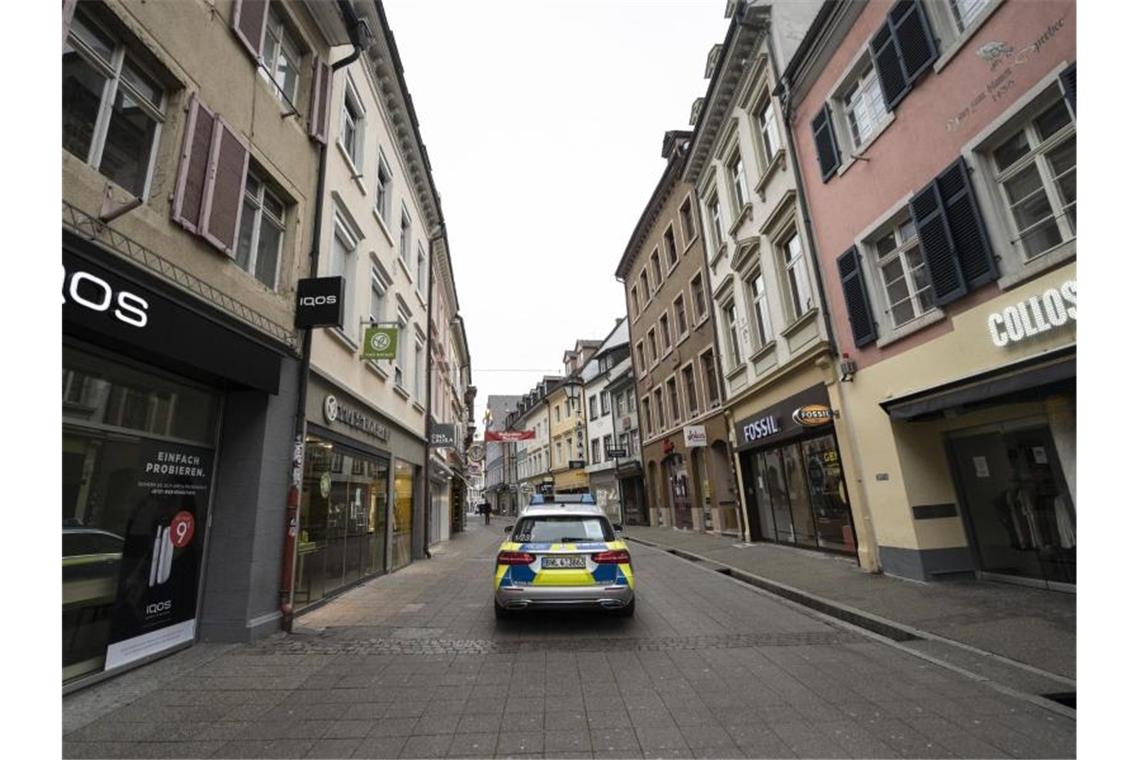 Ein Polizeifahrzeug fährt durch eine Gasse in der Freiburger Innenstadt. Foto: Patrick Seeger/dpa/Archivbild