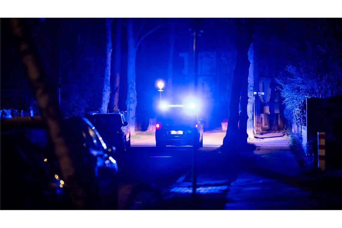 Ein Polizeifahrzeug fährt während eines Stromausfalls durch die Beskidenstraße im Berliner Ortsteil Nikolassee.
