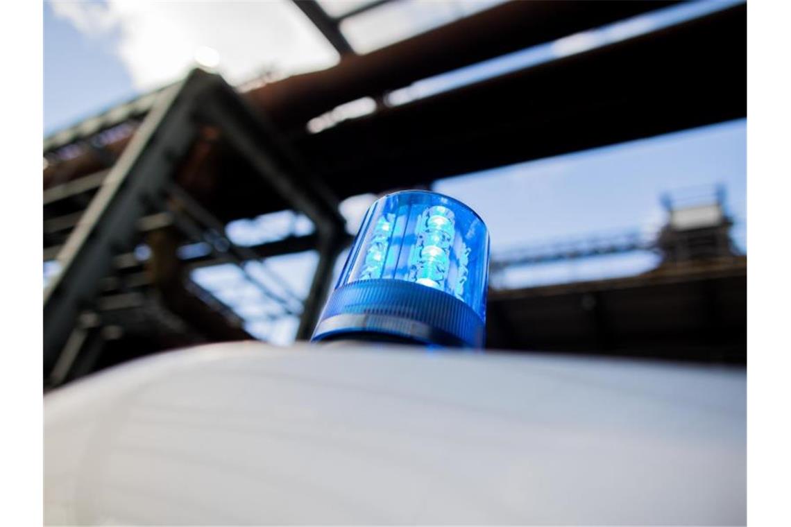 Zwei Motorradfahrer sterben bei Unfällen Ein Polizeifahrzeug mit Blaulicht auf dem Dach. Foto: Rolf Vennenbernd/Archiv
