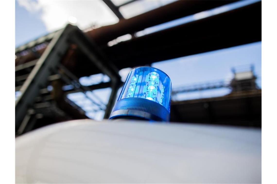 Ein Polizeifahrzeug mit leuchtendem Blaulicht auf dem Dach ist zu sehen. Foto: Rolf Vennenbernd/dpa/Archivbild