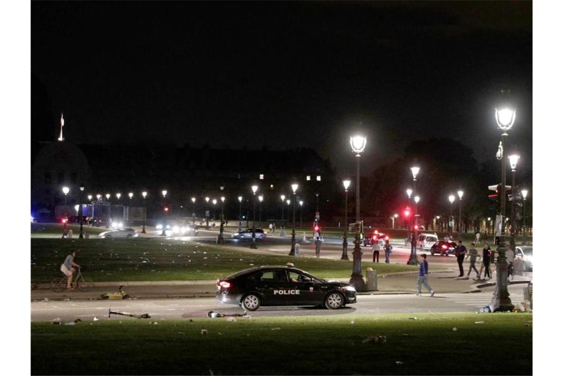 Ein Polizeifahrzeug patrouilliert in der Nähe von Les Invalides am frühen Morgen, nachdem sich Menschen am Freitagabend zu einer nicht genehmigten Party versammelt hatten. Foto: Geoffroy Van Der Hasselt/AFP/dpa