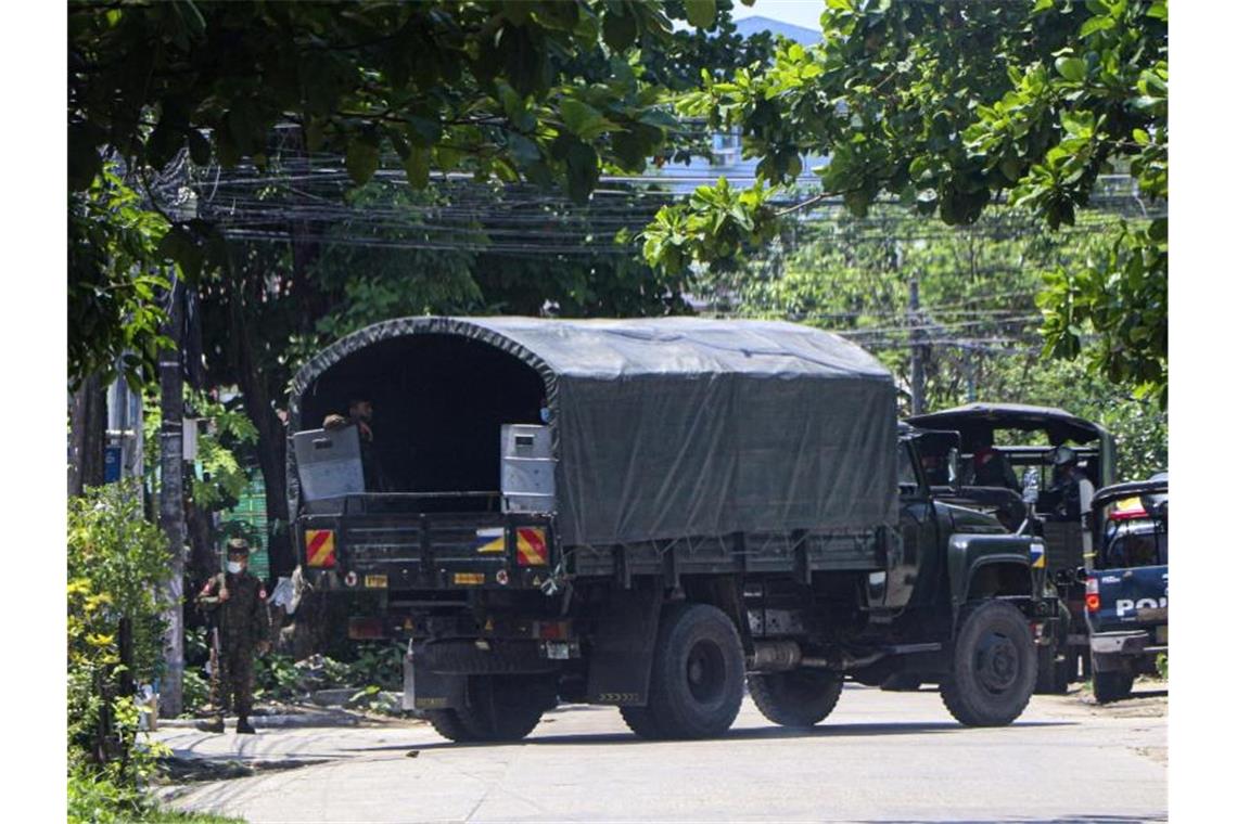 Protestbewegung in Myanmar: Wichtiger Anführer festgenommen Ein Polizeifahrzeug steht auf einer Straße, um eine Versammlung von Anti-Putsch-Demonstranten zu verhindern. Foto: --/AP/dpa
