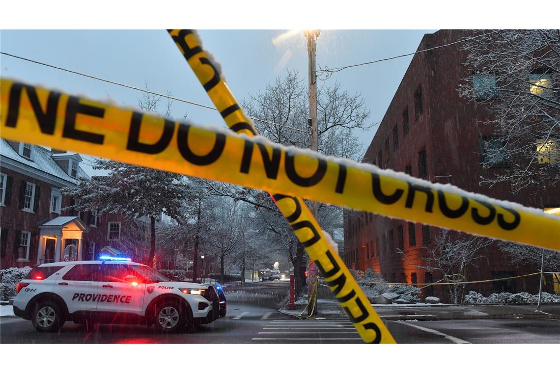 Ein Polizeifahrzeug steht in Providence, R.I., an einer Kreuzung in der Nähe eines abgesperrten Tatorts an der Brown University.
