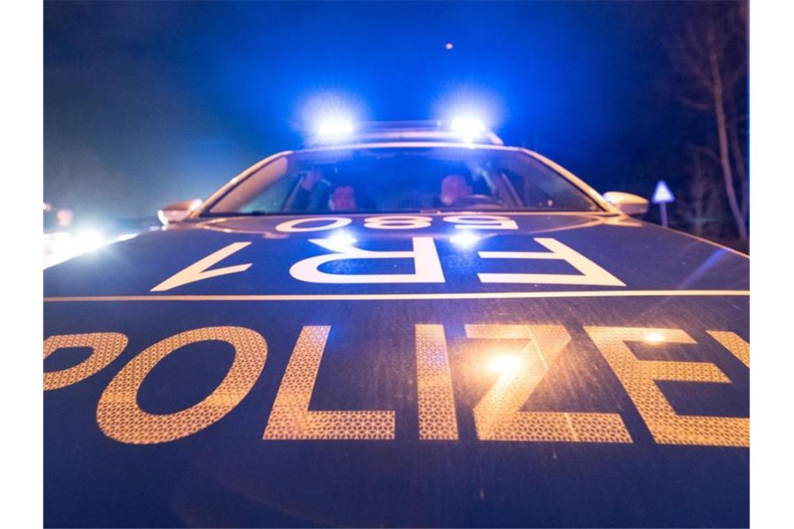 Ein Polizeifahrzeug steht mit Blaulicht auf der Straße. Foto: Patrick Seeger/Archivbild