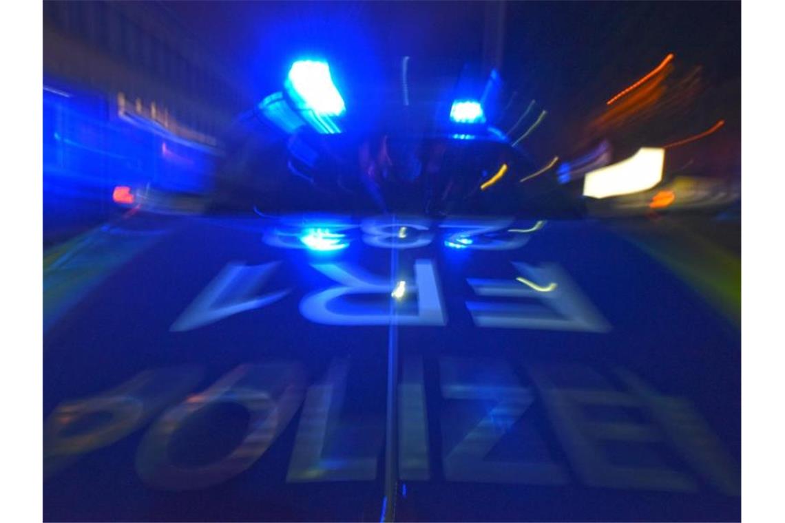 Sexuelle Belästigungen in der Mannheimer Innenstadt Ein Polizeifahrzeug steht mit Blaulicht auf der Straße. Foto: Patrick Seeger/dpa/Symbolbild