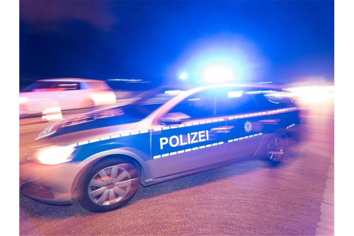 Ein Polizeifahrzeug steht mit Blaulicht auf der Straße. Foto: Patrick Seeger/dpa/Archivbild