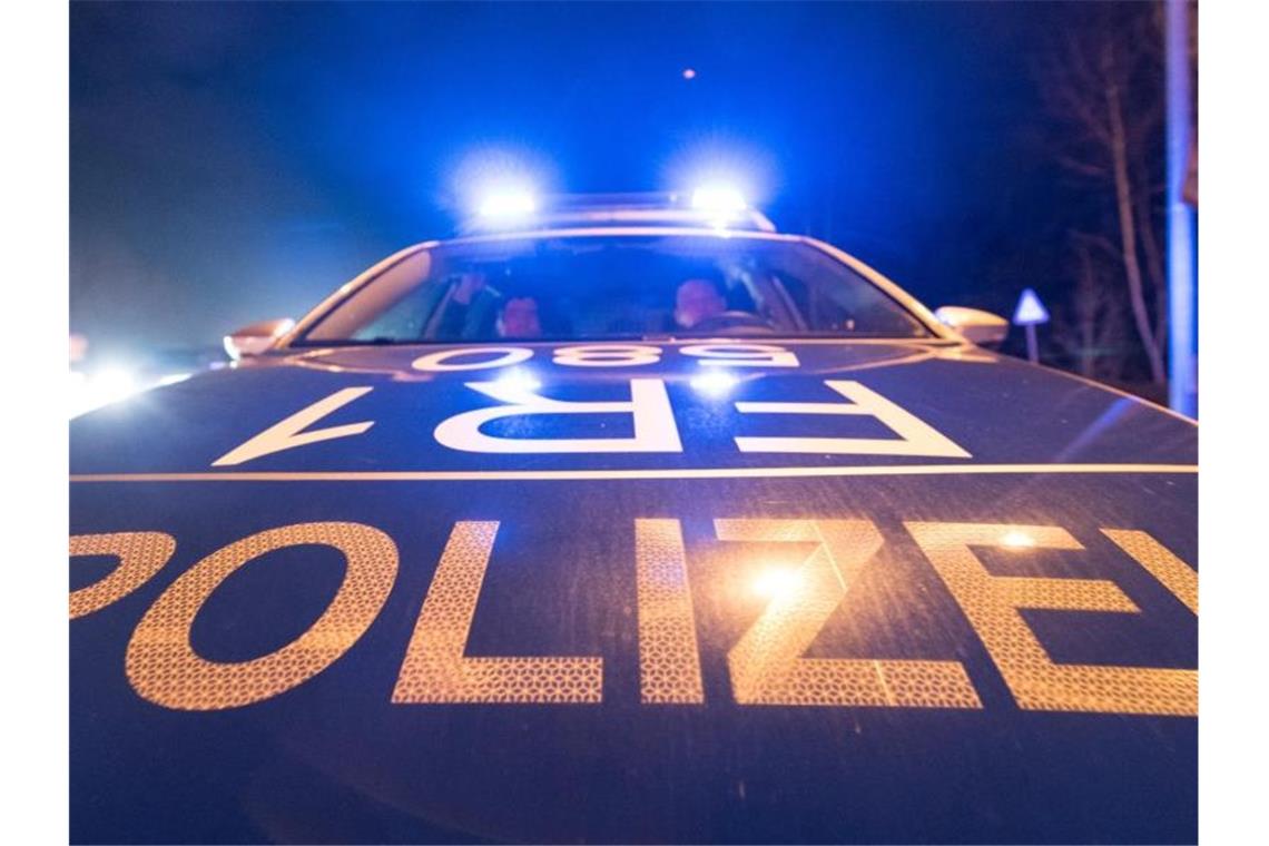 Autofahrer bei Frontalzusammenstoß nahe Renningen getötet Ein Polizeifahrzeug steht mit Blaulicht auf der Straße. Foto: Patrick Seeger/dpa/Archivbild