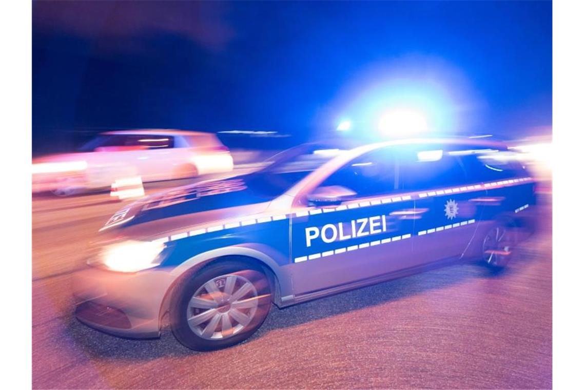 Ein Polizeifahrzeug steht mit Blaulicht auf der Straße. Foto: Patrick Seeger/dpa/Archivbild