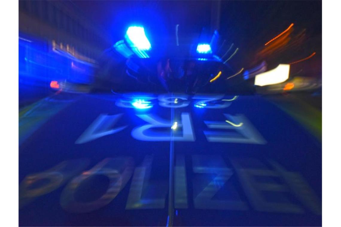 Ein Polizeifahrzeug steht mit Blaulicht auf der Straße. Foto: Patrick Seeger/dpa/Symbolbild