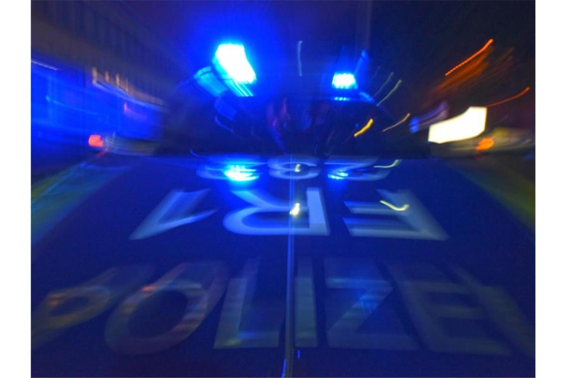 Ein Polizeifahrzeug steht mit Blaulicht auf der Straße. Foto: Patrick Seeger/dpa