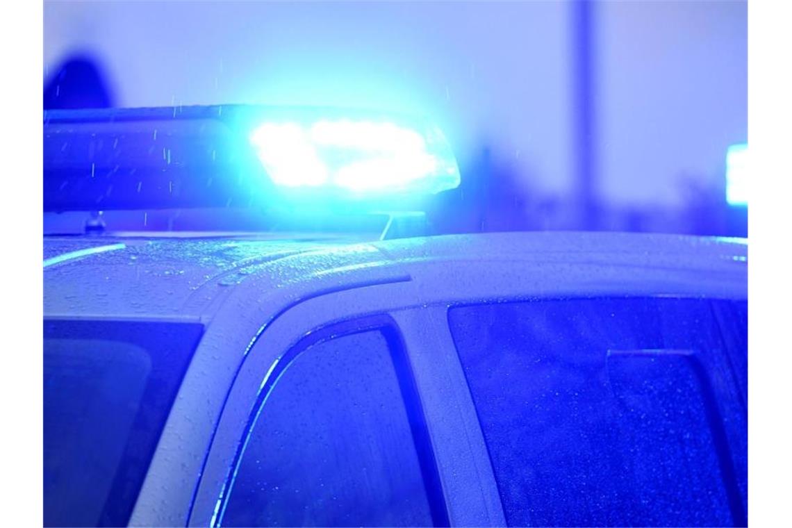 Ein Polizeifahrzeug steht mit eingeschaltetem Blaulicht. Foto: Carsten Rehder/dpa/Symbolbild
