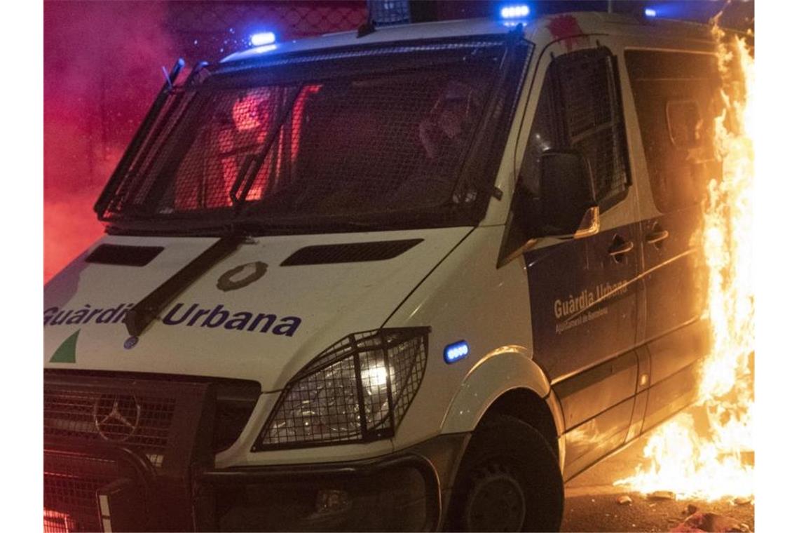 Ein Polizeifahrzeug steht nach den Protesten in Flammen. Foto: Lorena Sopêna I Lòpez/EUROPA PRESS/dpa