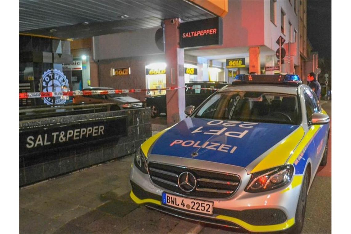 Ein Polizeifahrzeug steht neben einem Absperrband in Pforzheim. Foto: Igor Myroshnichenko/Einsatz-Report24/dpa