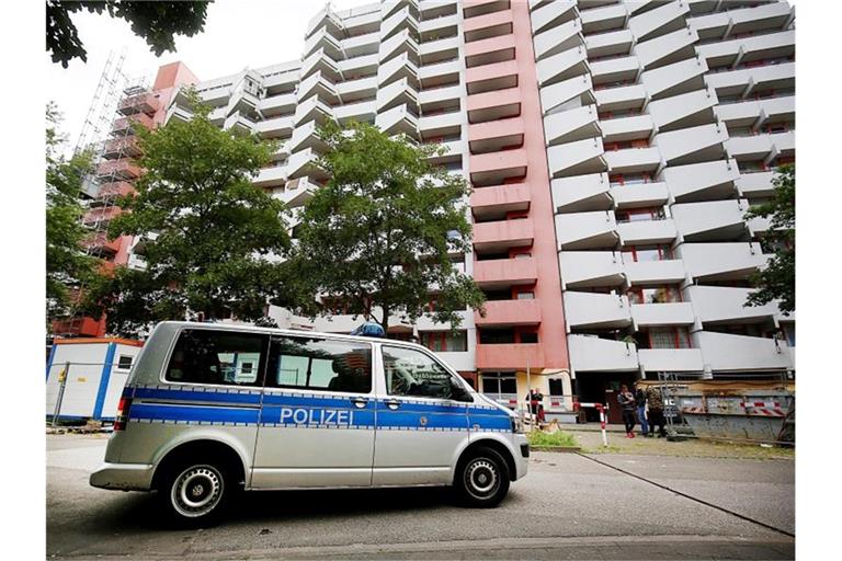 Ein Polizeifahrzeug steht vor dem Wohnhaus in Köln, in dem die hochgiftige Bombe gebaut wurde. Foto: Oliver Berg/Archiv